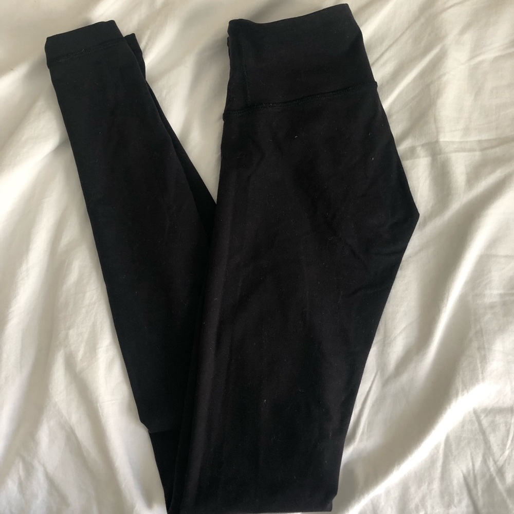 black lululemon wunderunder